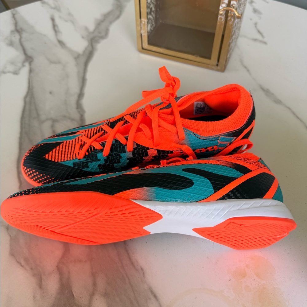 Brand new Adidas Messi.3 shoe.
Clean soles never used. 
8.5 size.
